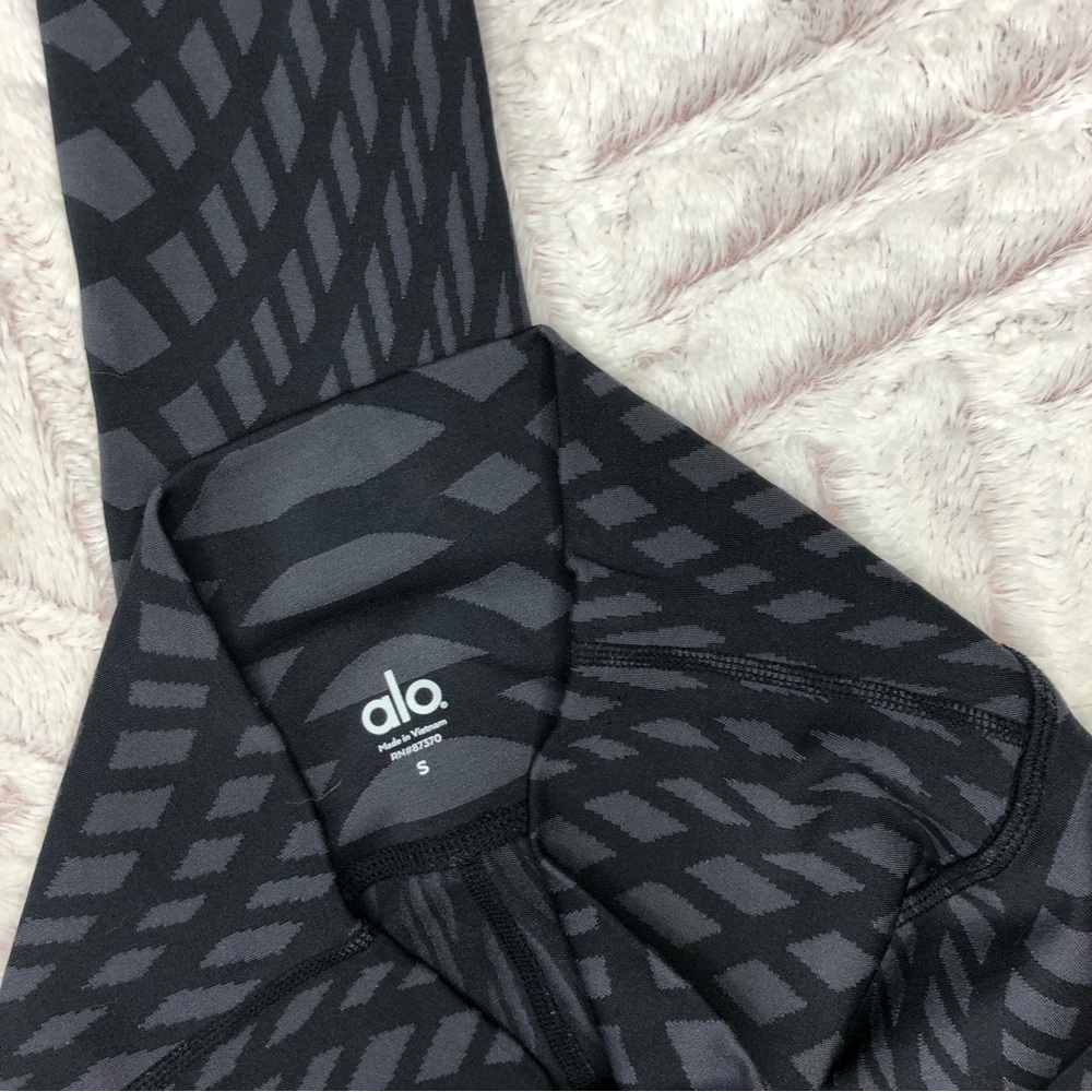 Alo Leggings - Picture 4 of 7